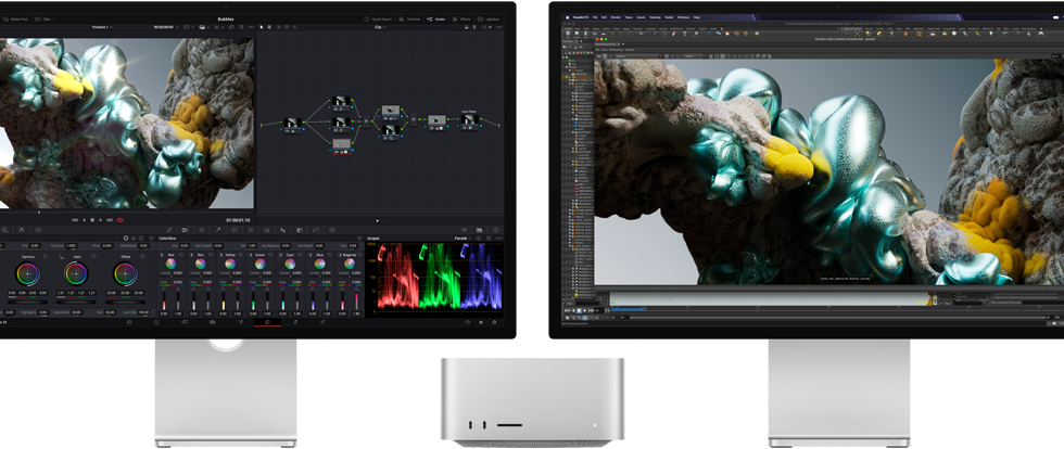 Studio Display und Studio Display XDR, je ein Display auf beiden Seiten des Mac Studio, mit einem künstlerischen Arbeitsbereich, 3D Modell Software und Tools