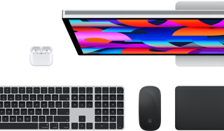 Auswahl an Zubehör und Geräten, darunter AirPods, Magic Keyboard mit Touch ID, Magic Mouse, Magic Trackpad, Studio Display