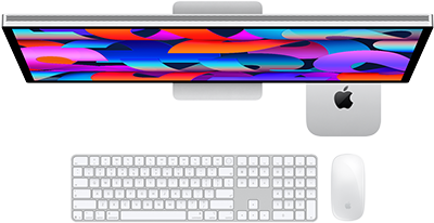 Mac mini unter dem Studio Display platziert, Magic Keyboard mit Ziffernblock, Magic Mouse