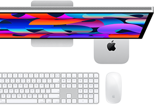 Mac mini unter dem Studio Display platziert, Magic Keyboard mit Ziffernblock, Magic Mouse