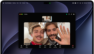 MacBook Pro mit PROLED XDR Display, Farbe Silber, das Display zeigt einen laufenden Videoanruf mit zwei Personen in einer sonnendurchfluteten Stadt, die einer Person zu Hause zuwinken