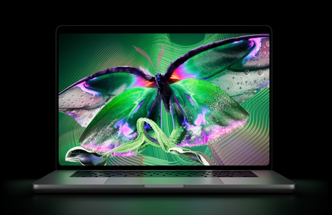 MacBook Pro mit PROLED XDR Display, geöffnet, Farbe Silber, das Display zeigt ein detailliertes, kontrastreiches Bild mit lebendigen Farben, der Bildschirm beleuchtet die Tastatur