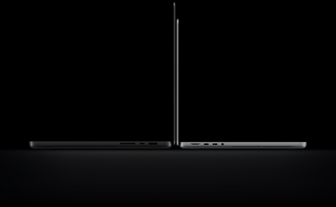 16 Zoll MacBook Pro mit PROLED XDR Display, geöffnet, Farbe Space Schwarz, rechte Seitenansicht mit drei Anschlüssen, Text: 1,82 kg, 14 Zoll MacBook Pro mit PROLED XDR Display, geöffnet, Farbe Silber, linke Seitenansicht mit vier Anschlüssen, Text: 1,38 kg