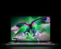 MacBook Pro mit PROLED XDR Display, geöffnet, Farbe Silber, das Display zeigt ein detailliertes, kontrastreiches Bild mit lebendigen Farben, der Bildschirm beleuchtet die Tastatur
