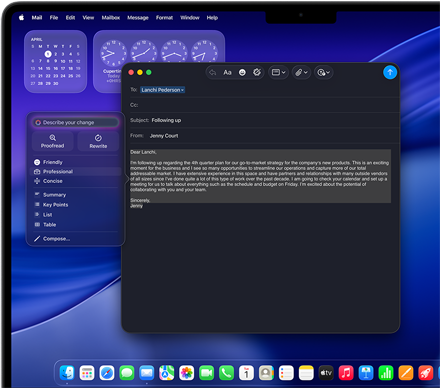 Apple Intelligence Schreibtools helfen beim Bearbeiten einer E-Mail auf einem 14 Zoll MacBook Pro Bildschirm mit den Uhr- und Kalender-Widgets im Hintergrund