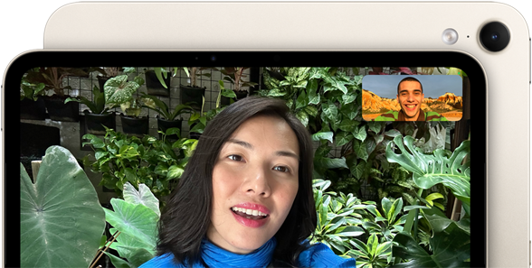 iPad mini, Vorderansicht, das Display zeigt die Benutzeroberfläche der Querformat 12MP Center Stage Frontkamera mit einer Person, die inmitten von grünem Laub an einem Videoanruf teilnimmt
