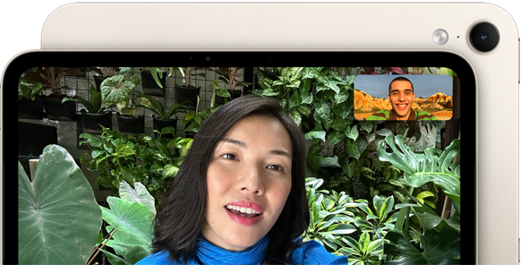 iPad mini, Vorderansicht, das Display zeigt die Benutzeroberfläche der Querformat 12MP Center Stage Frontkamera mit einer Person, die inmitten von grünem Laub an einem Videoanruf teilnimmt